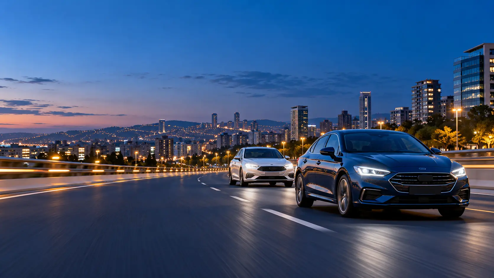 Ankara Çankaya trafik sigortası için şehir yolunda güvenle ilerleyen modern otomobiller