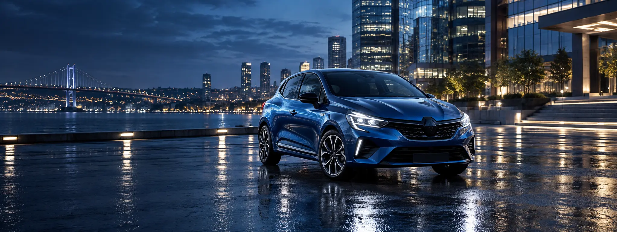 İstanbul şehir manzarasında gece ışıkları altında mavi kompakt hatchback otomobil