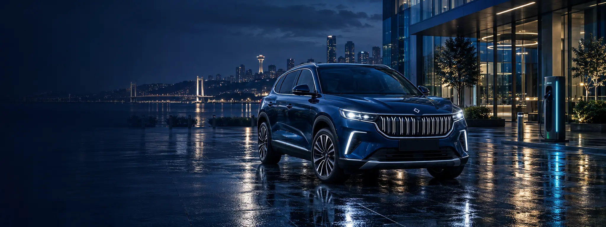 Gece şehir manzarasında şarj istasyonu yanında mavi elektrikli SUV otomobil